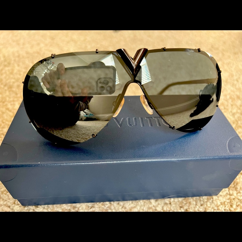 Louis Vuitton Black  Metal LV Drive